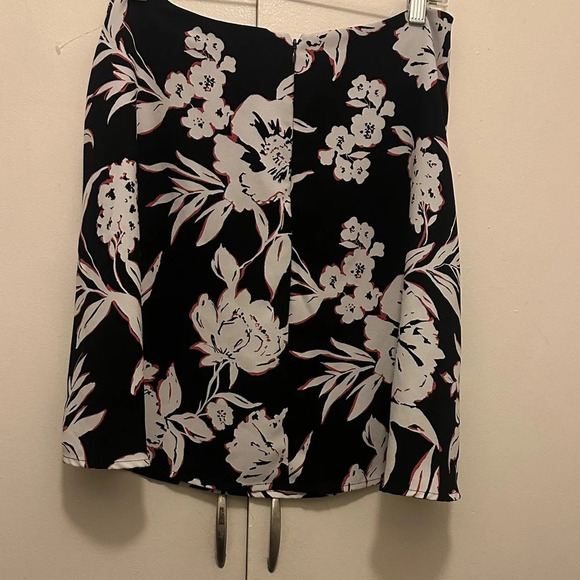 White House Black Market Black and White Floral Mini Skirt - Picture 3 of 3